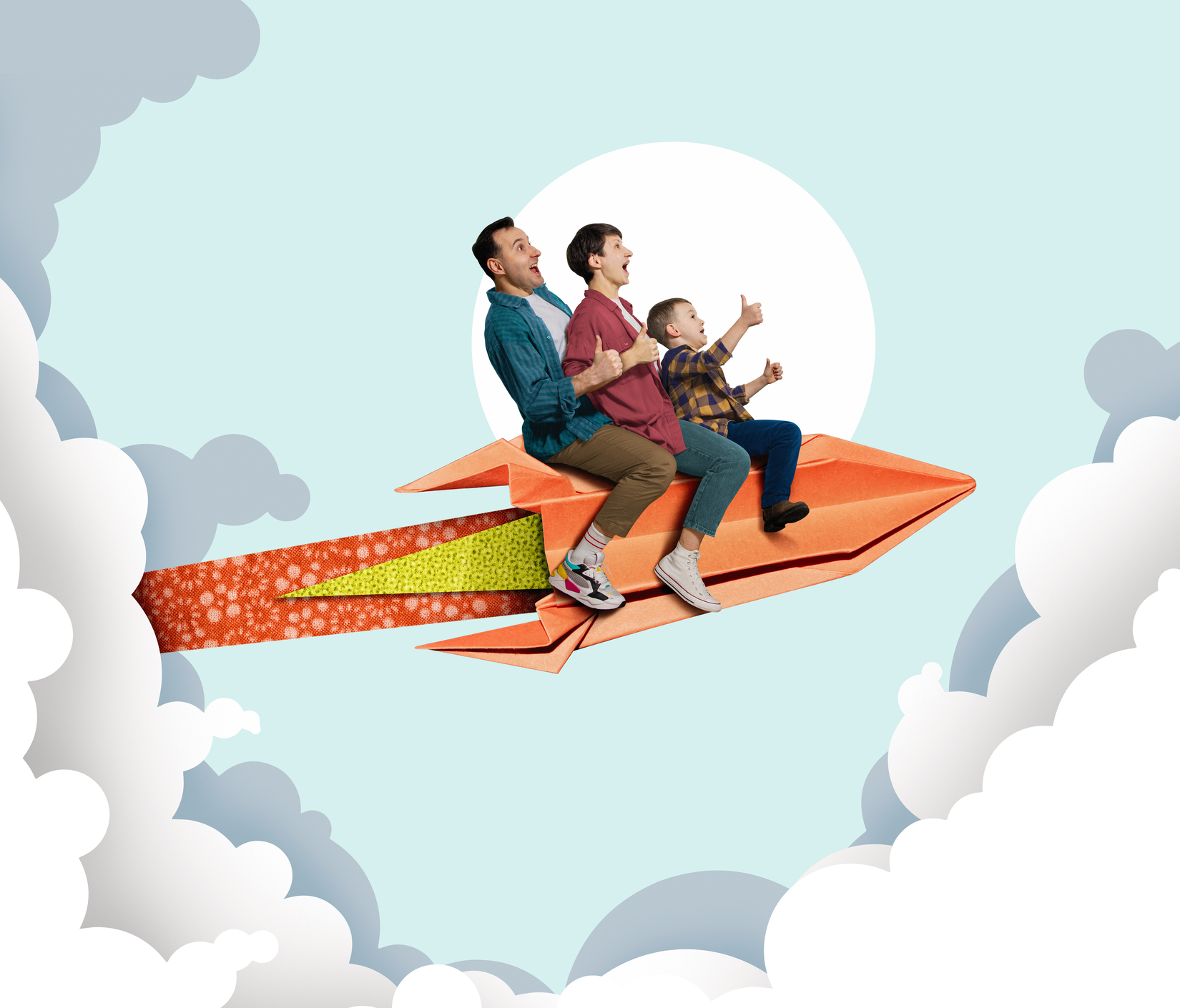 Eine dreiköpfige Familie die auf einer Rakete über den Wolken fliegt.